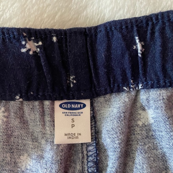 Old Navy Snowflake Pajama Pants - Picture 4 of 8